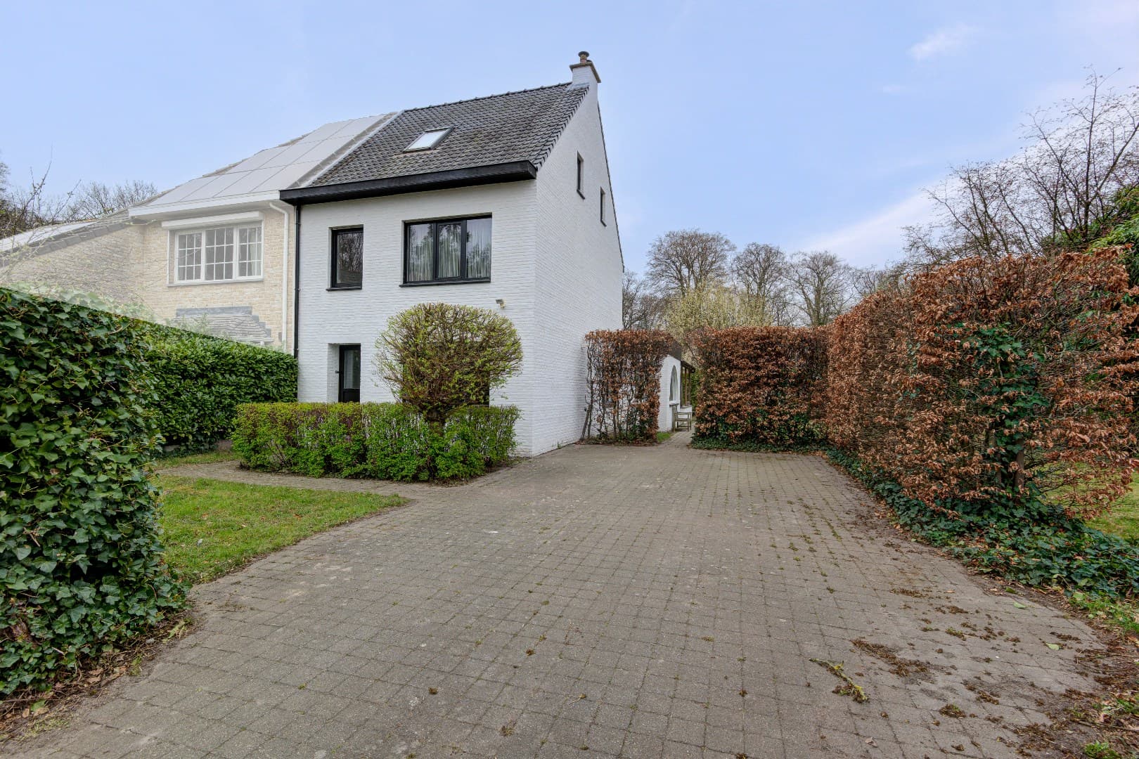 Half open woning in Schilde met zonnige tuin op het zuidwesten, terras en 4 slaapkamers, 1 badkamer en 4 parkeerplaatsen