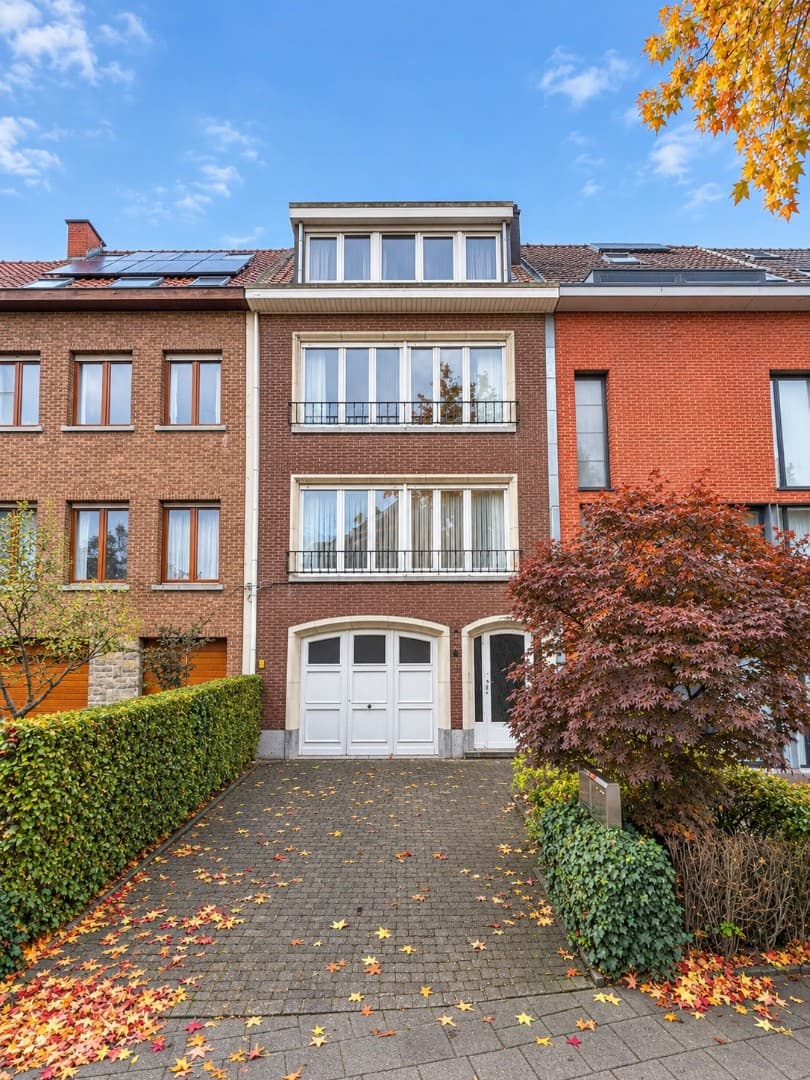 Groot woonhuis op 3 verdiepingen, bestaande uit 2 appartementen , met garage en grote tuin .